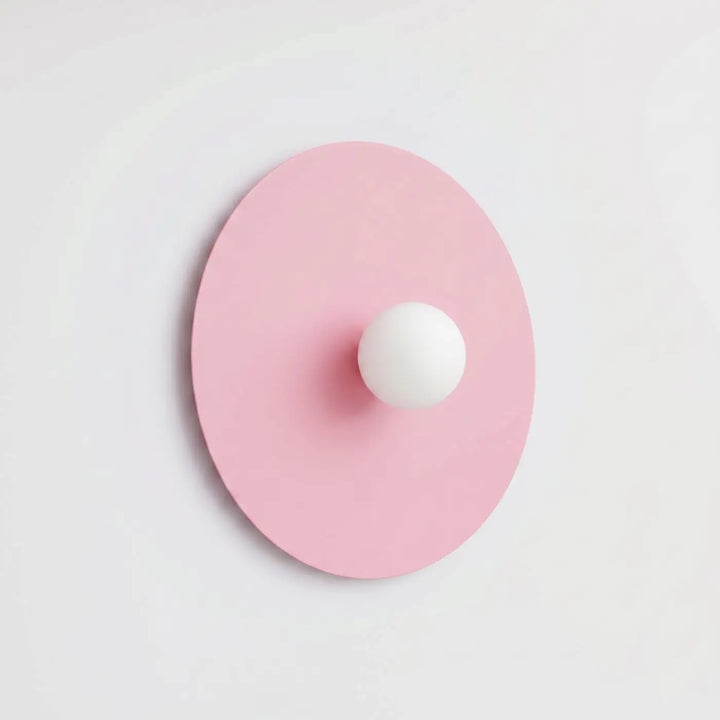 Applique murale rose éteinte, posée au mur