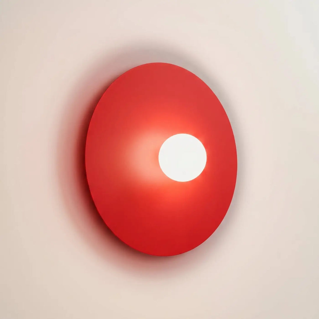 Applique murale rouge allumée, vue rapprochée