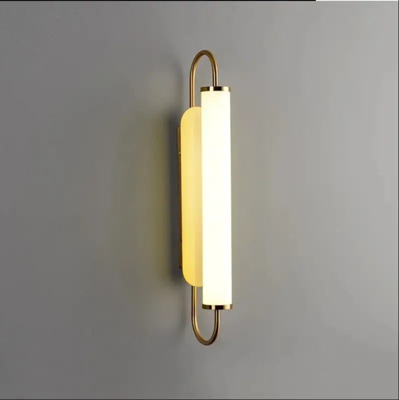 Applique Murale Dorée Avec Long Tube Blanc Pour Tête De Lit Élégante