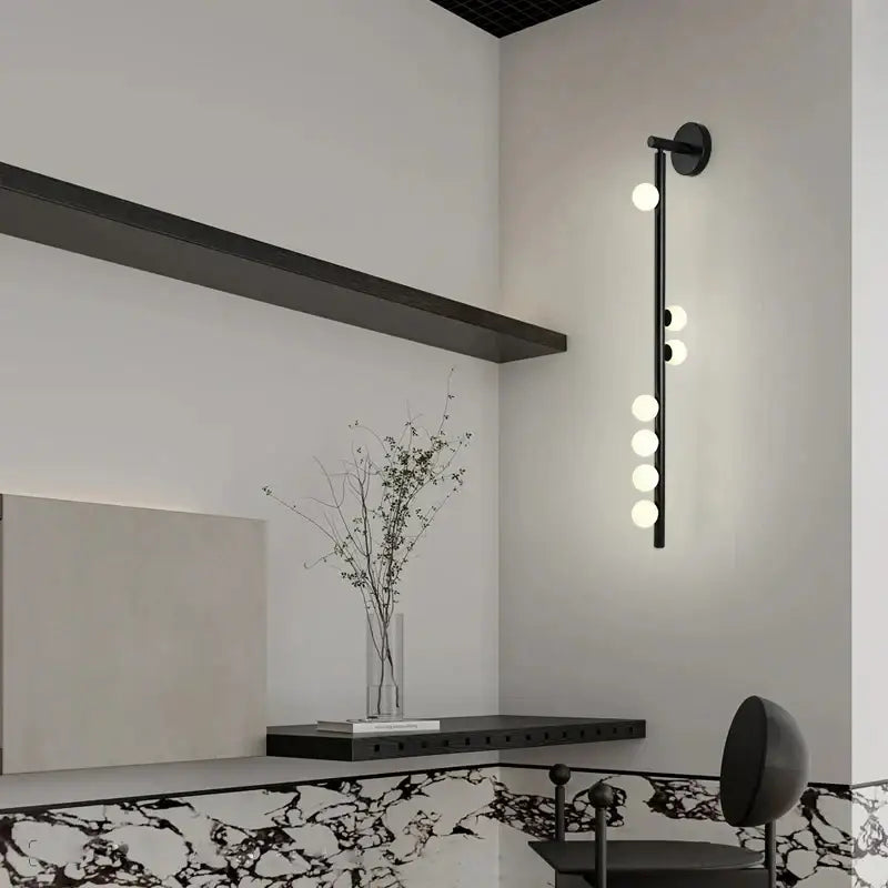 Applique murale dorée design avec des globes en verre