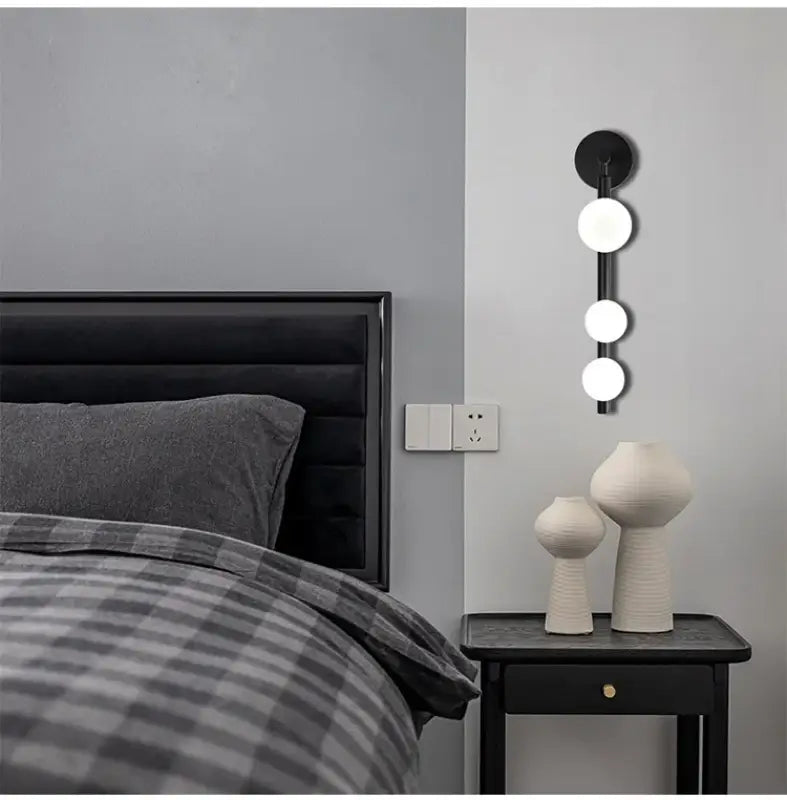 Applique murale dorée design avec des globes en verre