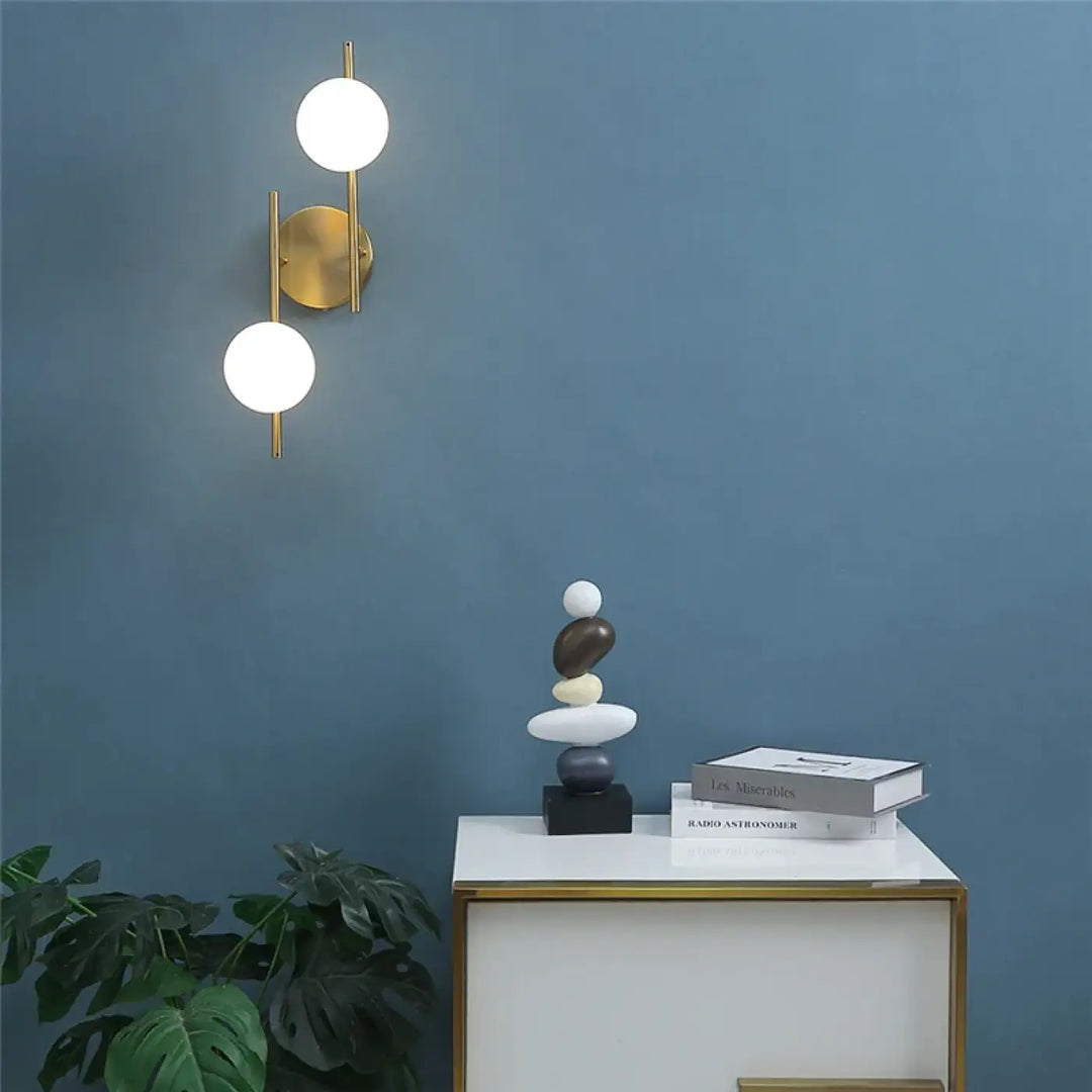 Applique murale dorée LED avec deux boules blanches

