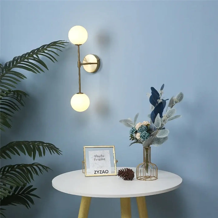 Applique murale dorée LED avec deux boules blanches

