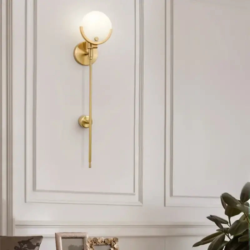 Applique Murale Dorée A Tige En Aluminium Et Disque Blanc