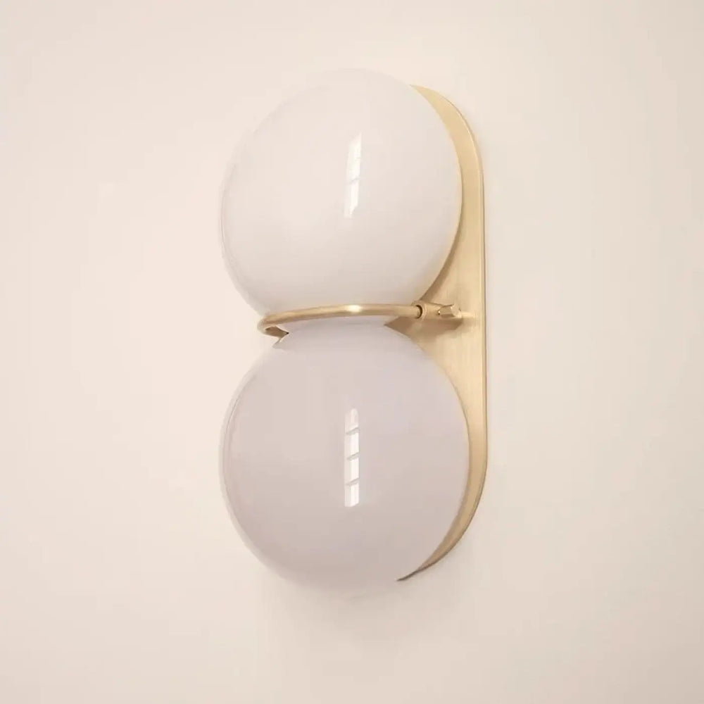 Applique murale gemini dorée avec double boule en verre dépoli pour décoration intérieure élégante