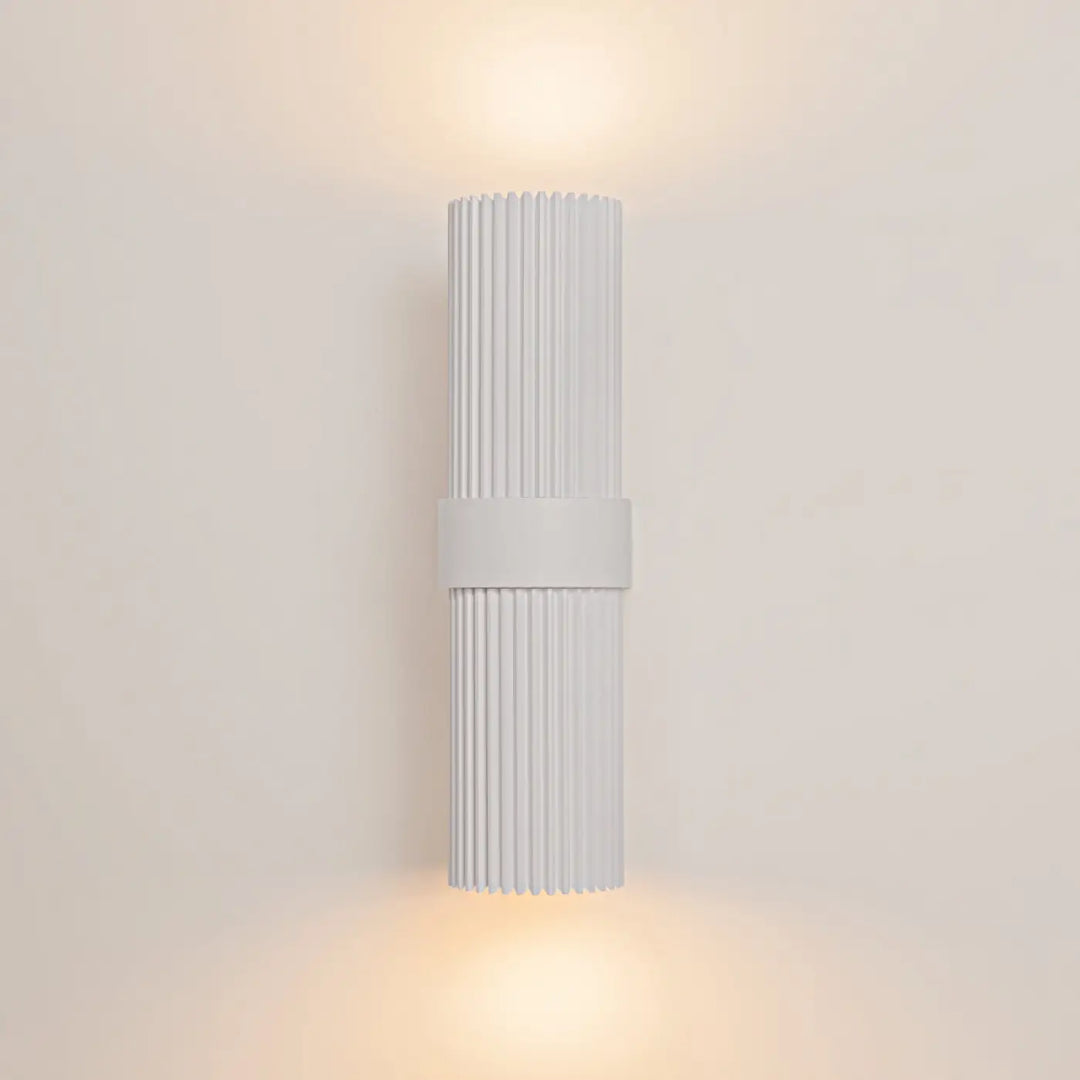 Applique murale dynamics cylindre strié blanc avec bande centrale émettant une lumière chaude pour mur intérieur