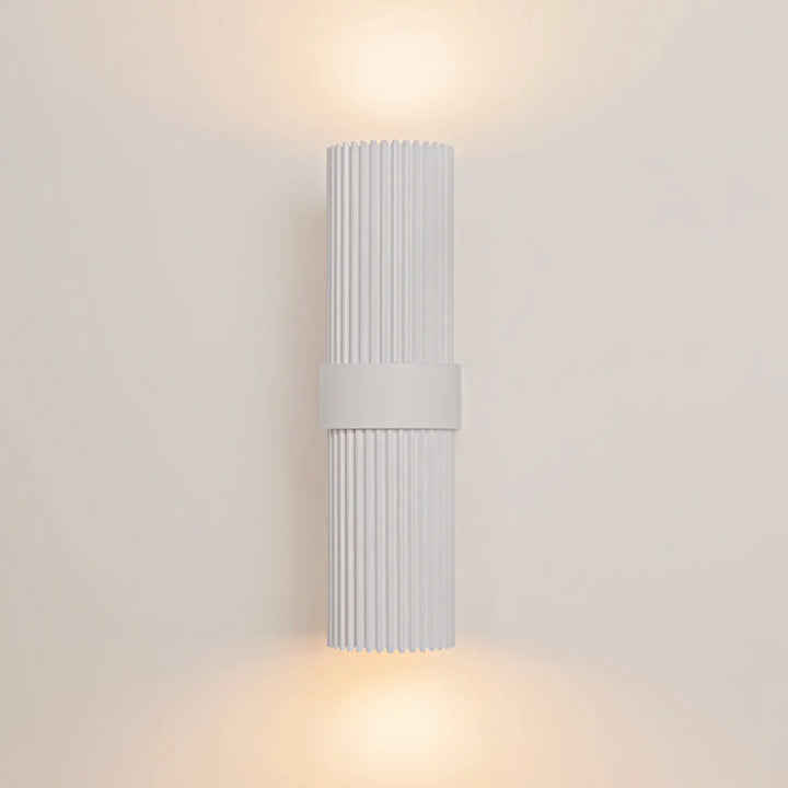 Applique murale dynamics cylindre strié blanc avec bande centrale émettant une lumière chaude pour mur intérieur