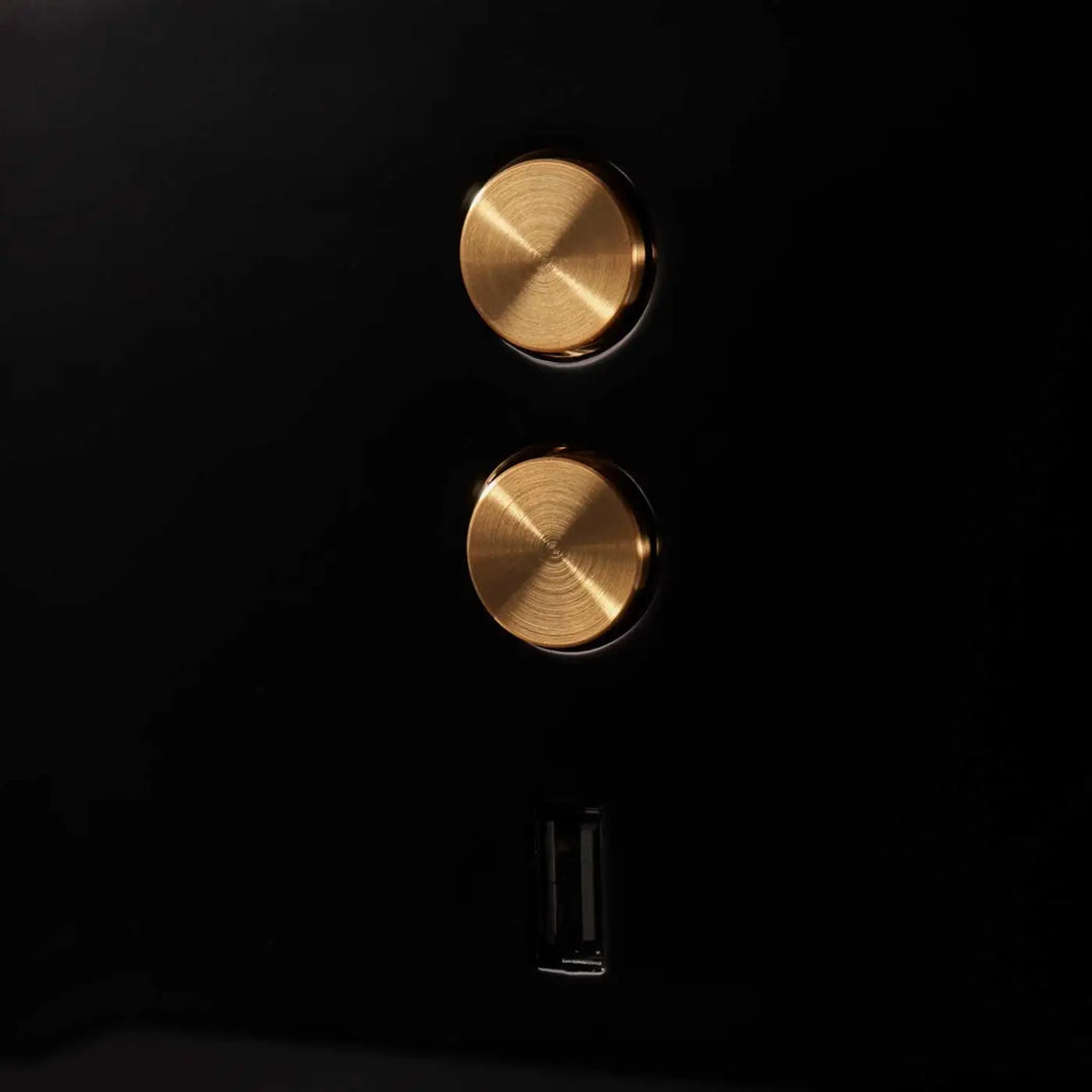 Applique E-lamp en aluminium noir dans un intérieur