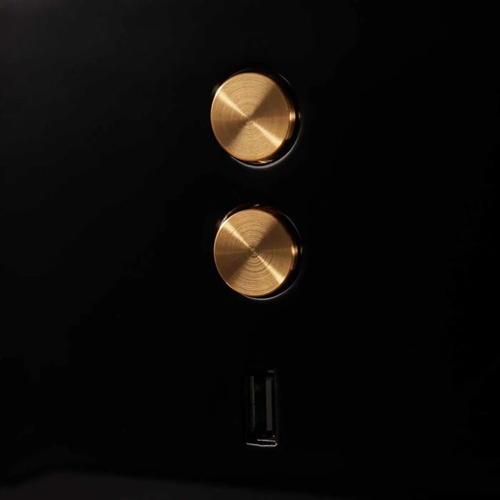 Applique E-lamp en aluminium noir dans un intérieur