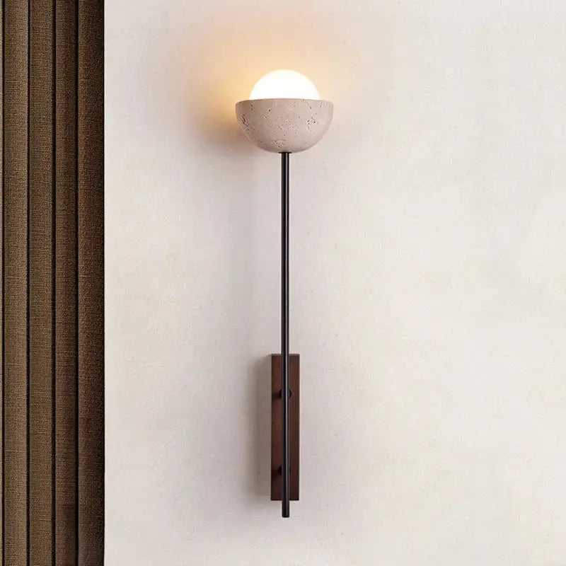 Applique murale élancée avec demi-sphère en pierre claire