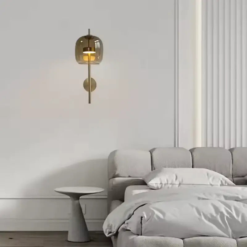Applique murale élégante bras doré avec abat-jour en verre