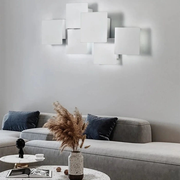 Applique murale kubora carrés flottants blancs avec design géométrique minimaliste et effet lumineux moderne