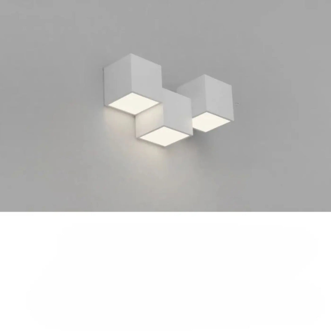Applique murale kubora blanche en forme de cube avec trois carrés flottants lumineux pour effet lumineux moderne