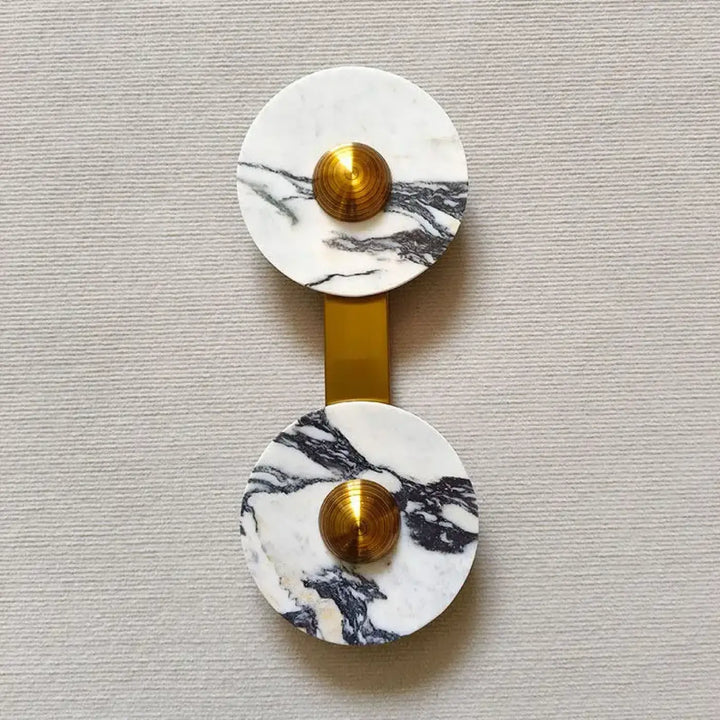 Applique murale valis en marbre blanc avec accents dorés et matériaux nobles pour un intérieur élégant
