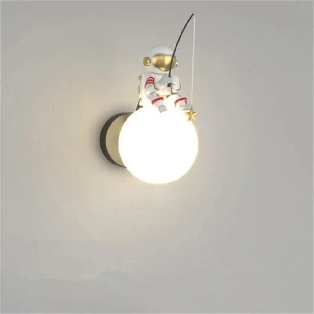 Applique murale enfantine alora avec figurine astronaute blanche à accents dorés et rayures rouges sur sphère lumineuse