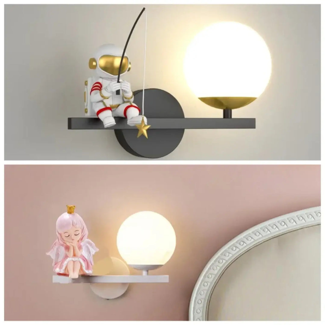 Applique murale alora avec figurine astronaute blanche à accents dorés et bandes rouges près d’un light feature sphérique