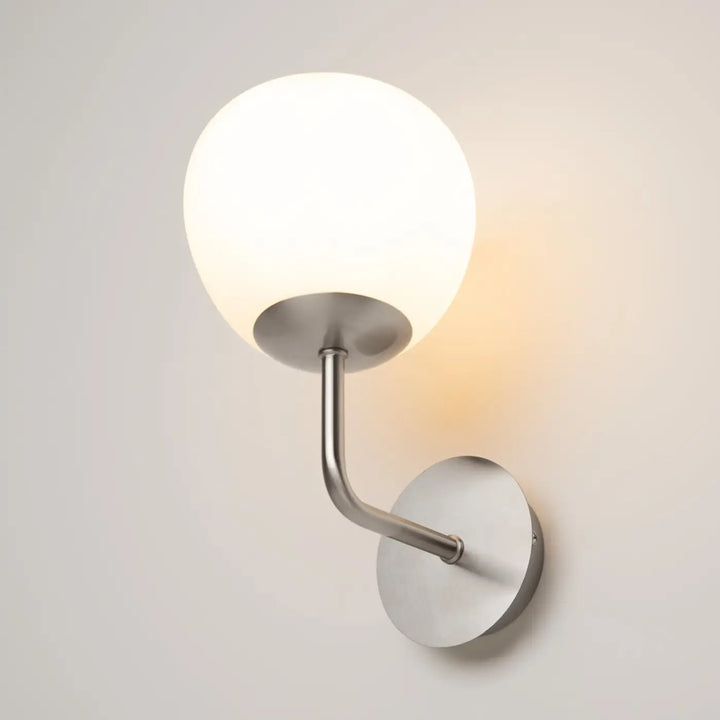 Applique murale erich art déco avec globe en verre dépoli et finition nickel brossé moderne pour éclairage mural