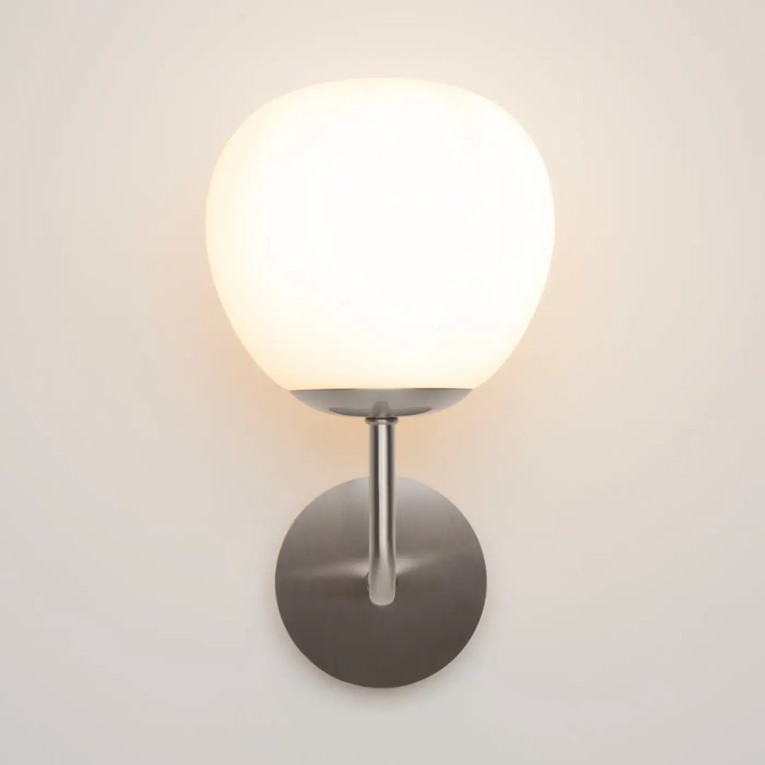 Applique murale erich art déco avec globe en verre dépoli et finition nickel brossé moderne