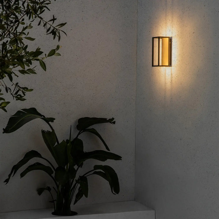 Applique extérieure Kela noire de Faro Barcelona en situation