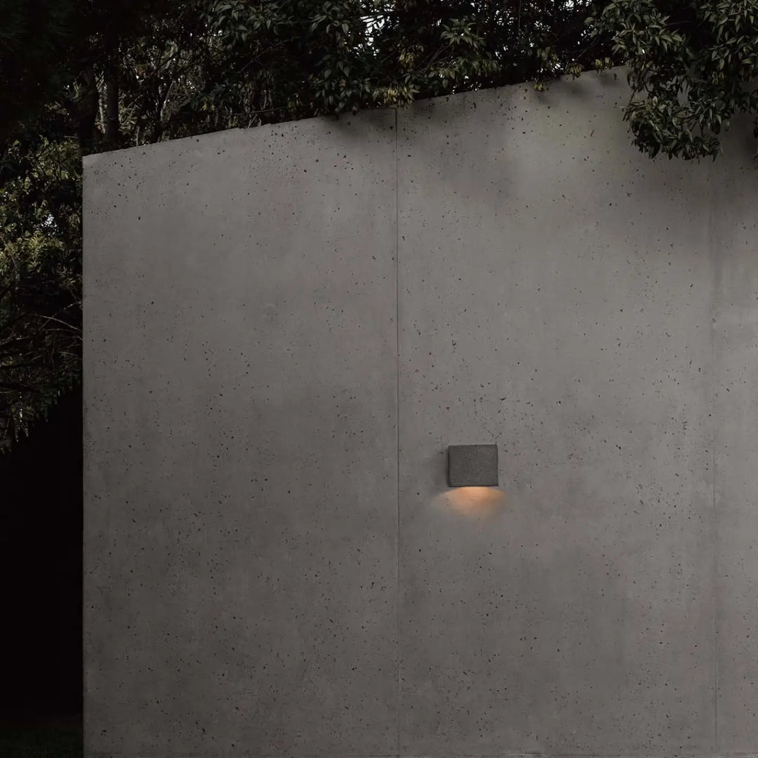 Applique Grot en ciment gris sur une façade