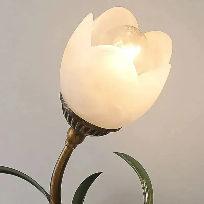 Applique murale florale dorée avec globe en verre blanc chic