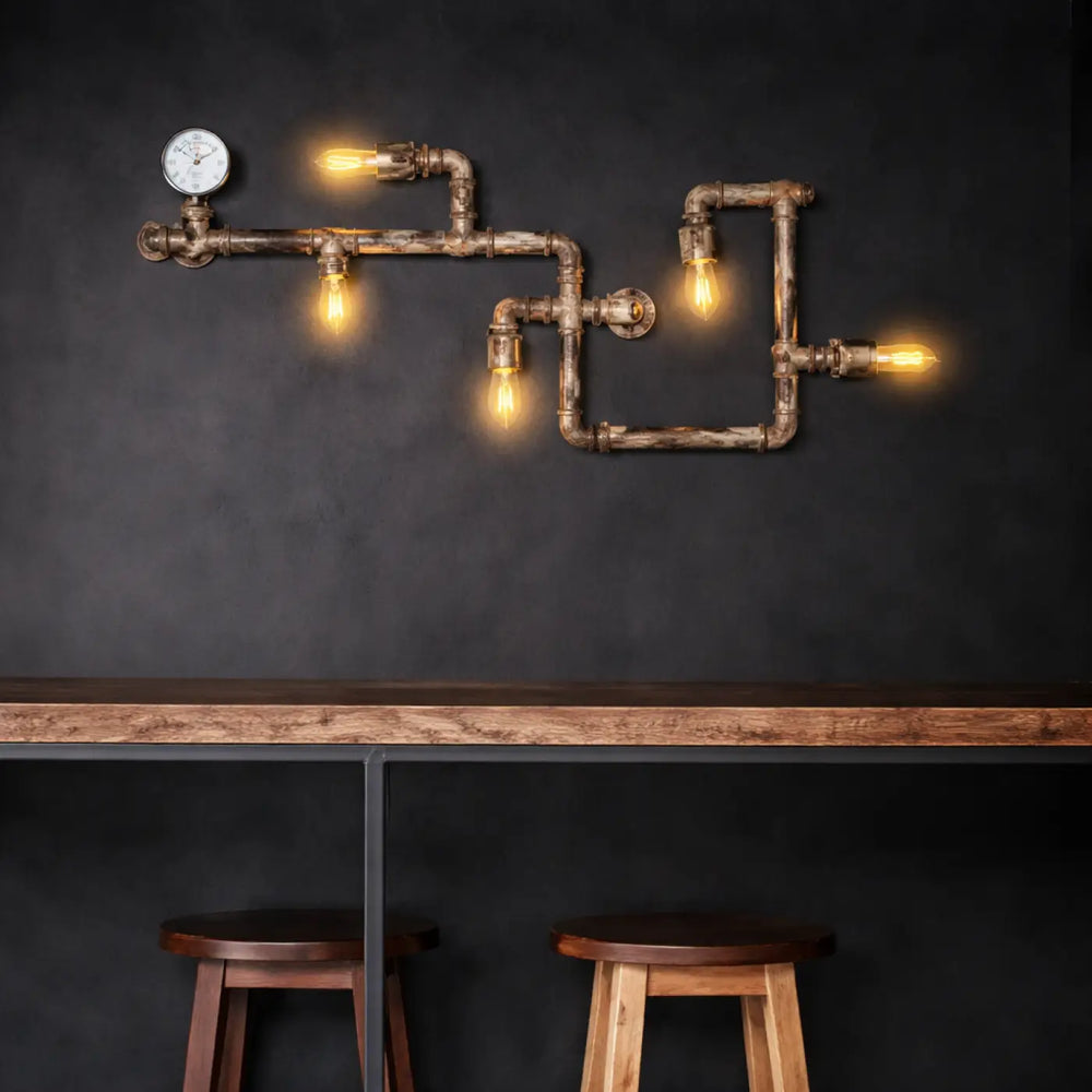 Applique murale style industriel en tuyaux métalliques rouillés avec quatre ampoules edison et un cadran circulaire robby
