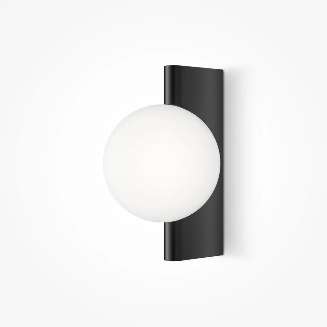 Applique murale noire moderne avec verre opale sphérique et monture géométrique dans le style avant garde