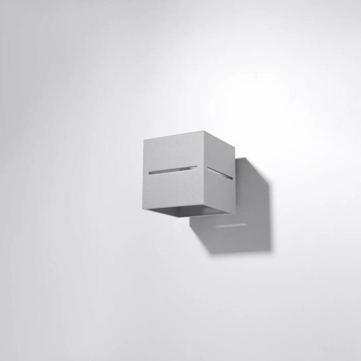 Applique murale lobo gris en forme de cube blanc minimaliste avec perforation linéaire horizontale moderne