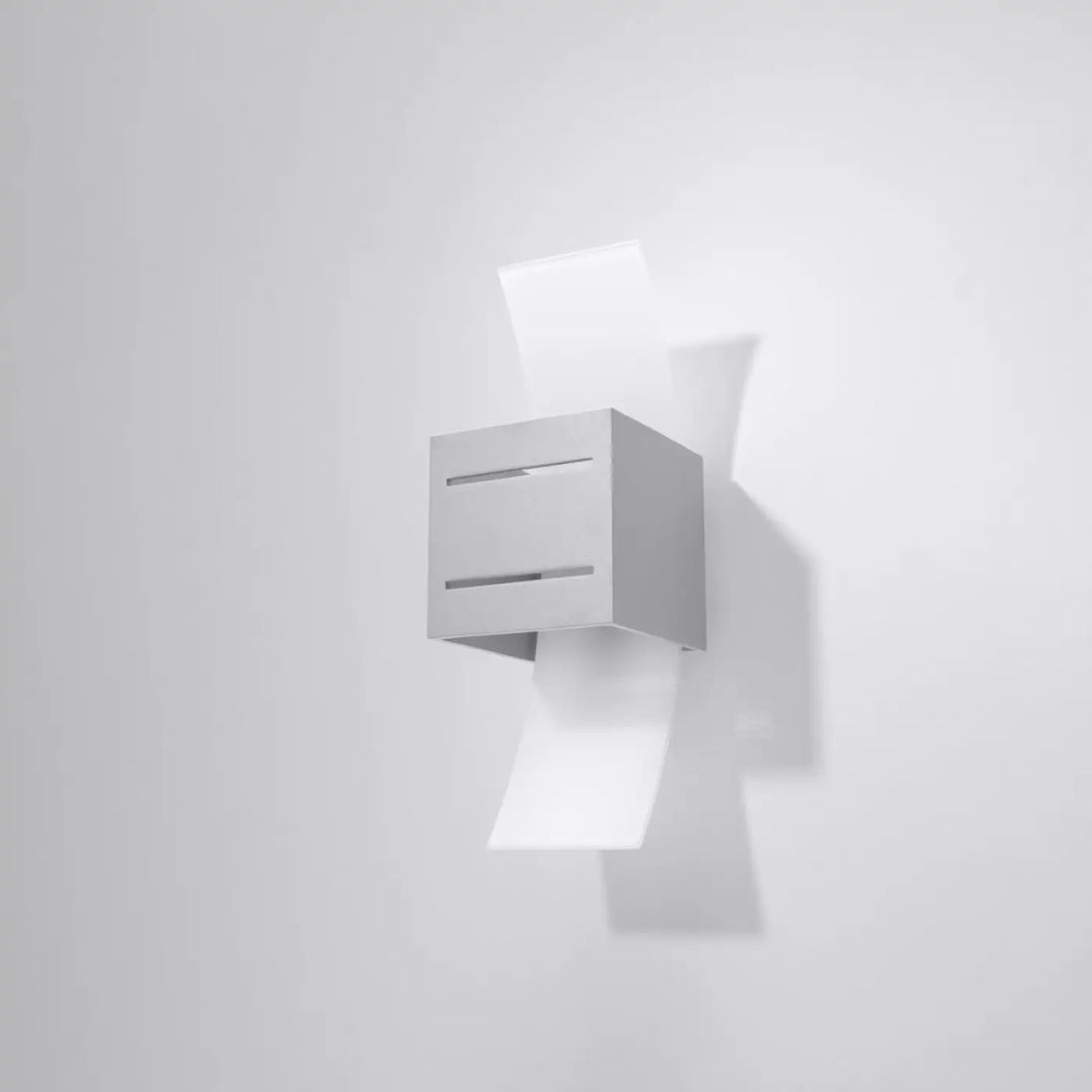 L’applique murale moderne loreto gris avec perforation linéaire et deux fentes pour spectacle lumineux minimaliste