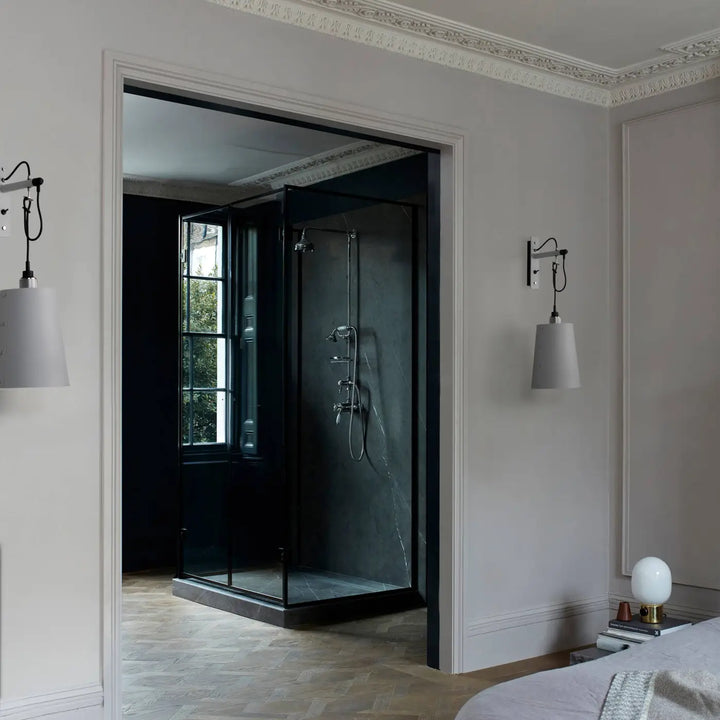 Applique murale Hooked grand modèle Pierre en acier dans un intérieur #couleur_argent