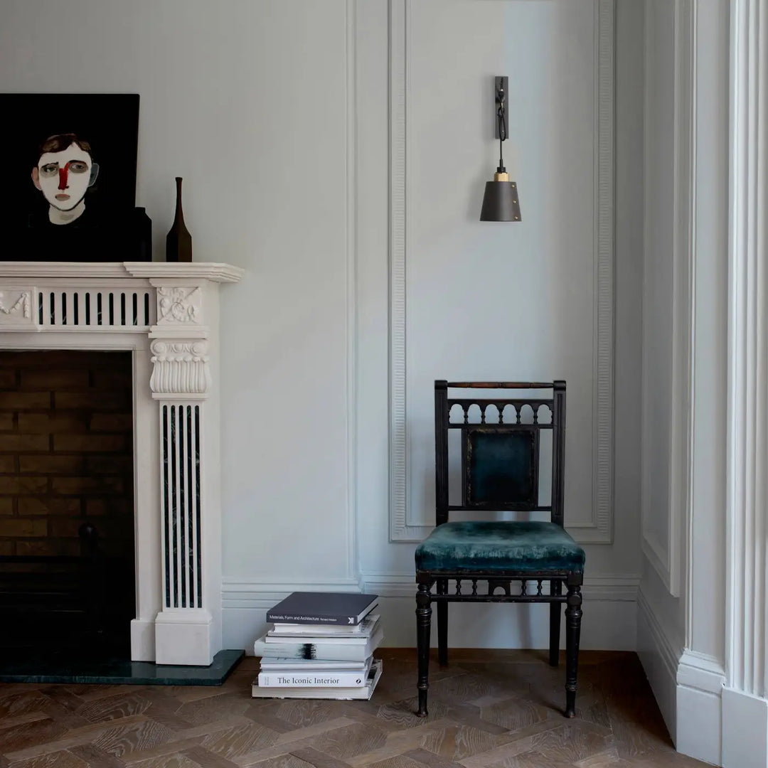 Applique murale Hooked petit modèle Graphite en laiton dans un intérieur #couleur_dor