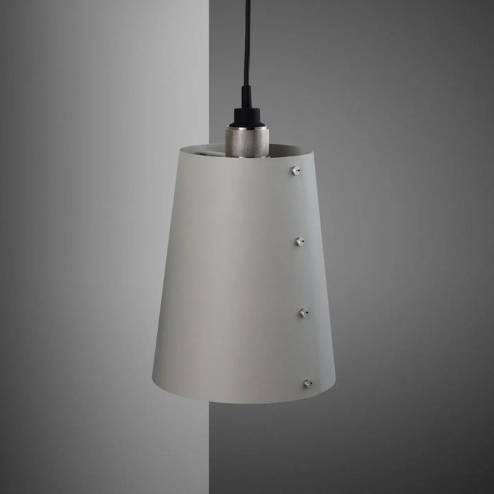 Applique murale Hooked grand modèle Pierre en acier, avec abat-jour en métal #couleur_argent