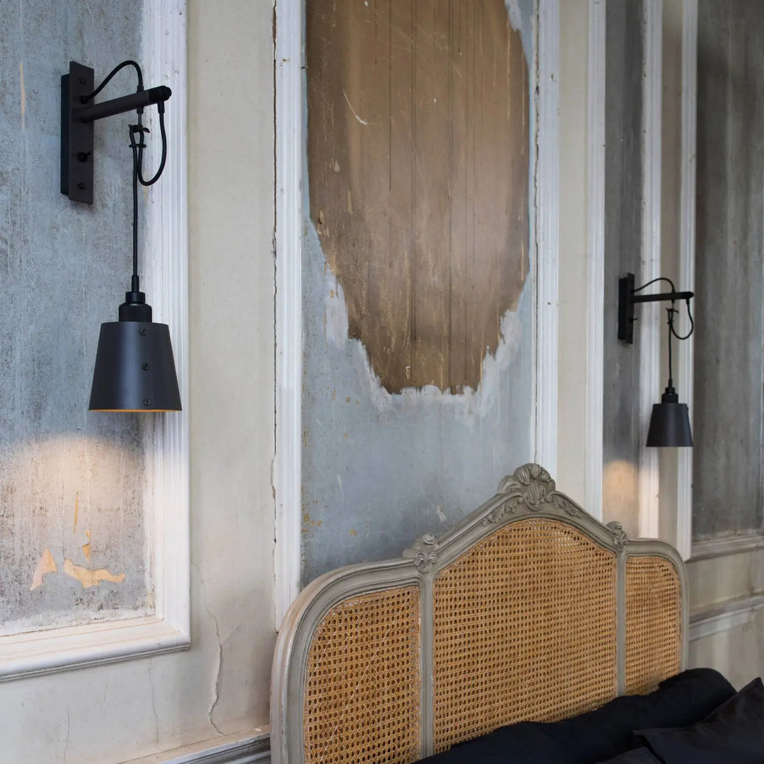 Applique murale Hooked petit modèle Graphite en bronze fumé dans un intérieur #couleur_gris