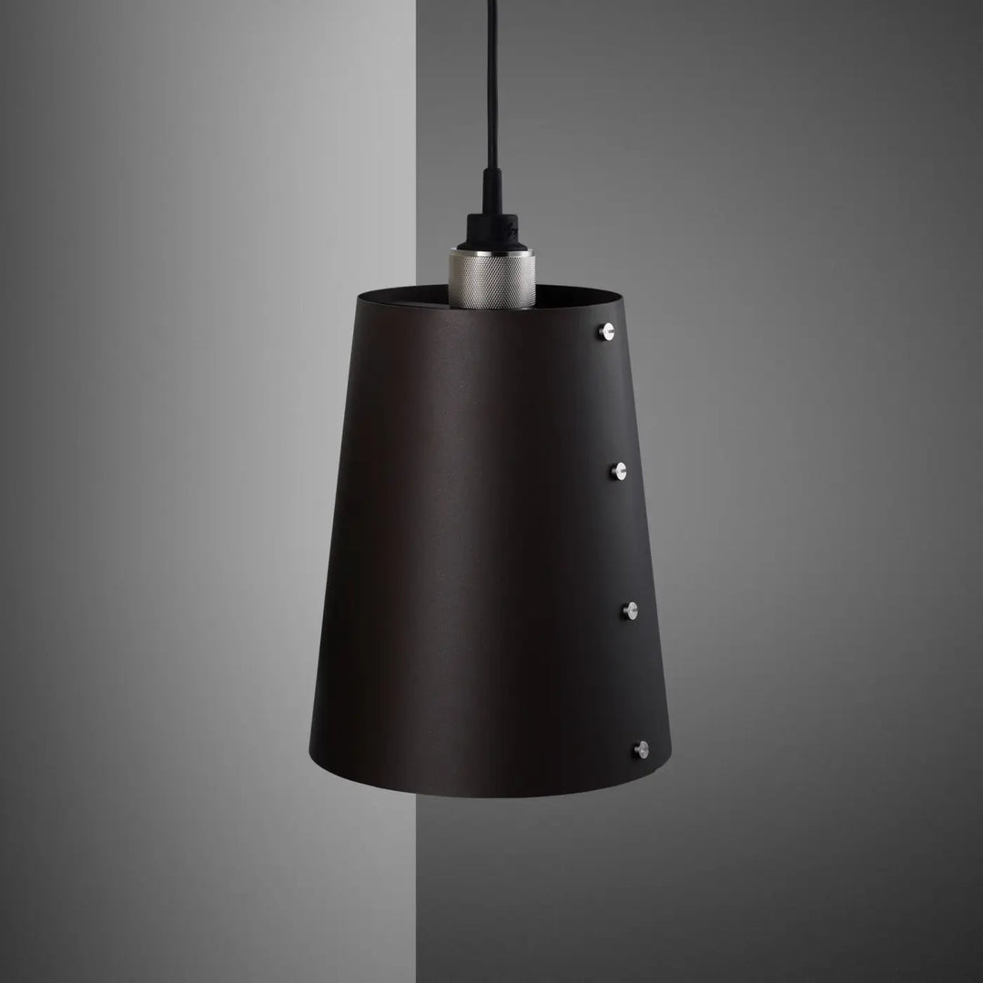 Applique murale Hooked grand modèle Graphite en acier, avec abat-jour en métal #couleur_argent