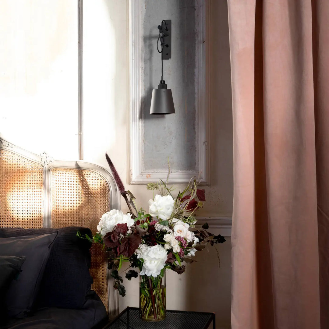 Applique murale Hooked petit modèle Graphite en bronze fumé dans un intérieur #couleur_gris