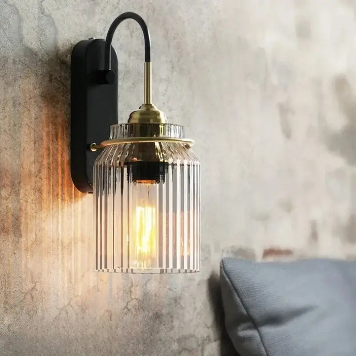 Applique murale industrielle en verre strié et métal pour déco loft