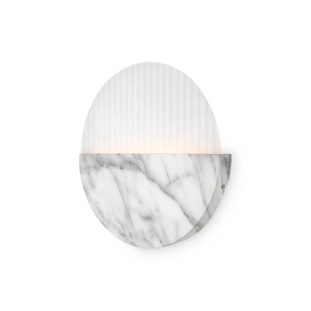 Applique murale jupiter avec disque effet marbre en base blanche et abat-jour en verre translucide cannelé