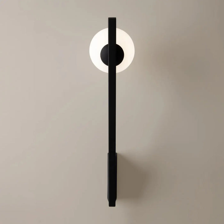 Applique murale kazimir en métal noir avec plaque inclinée, tige verticale et globe en verre blanc opaque