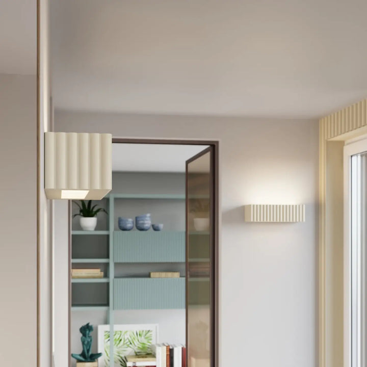 L’applique murale rigata en céramique beige avec design moderne et fonctionnalité élégante pour lampe cheminée rigata