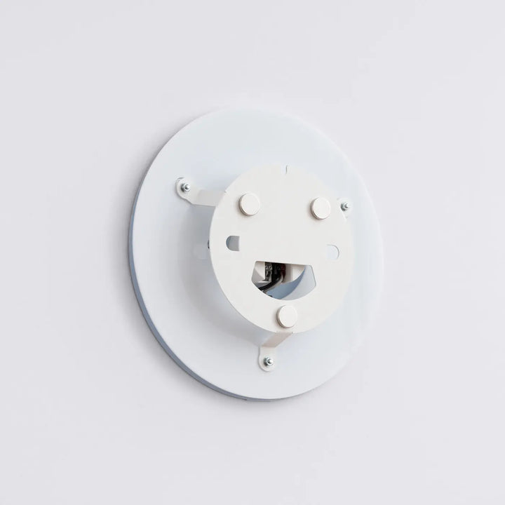 Applique murale borgen 3000k en bois blanc avec design central visage et câblage visible pour appliques murales modernes