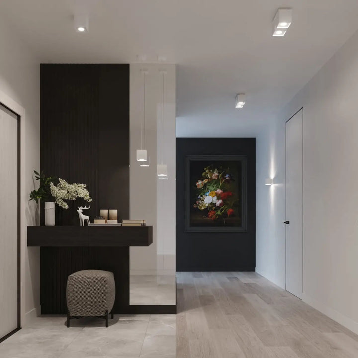 Applique murale quad 1 blanc avec cadre noir en bois naturel et motif floral suspendue sur mur sombre