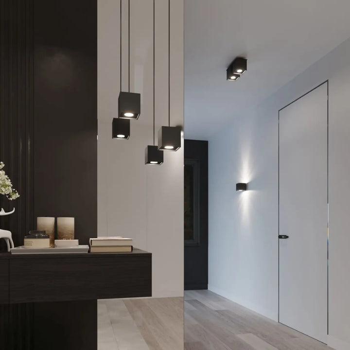 Kinkiet quad noir en bois naturel avec design minimaliste en forme de cube suspendu au plafond