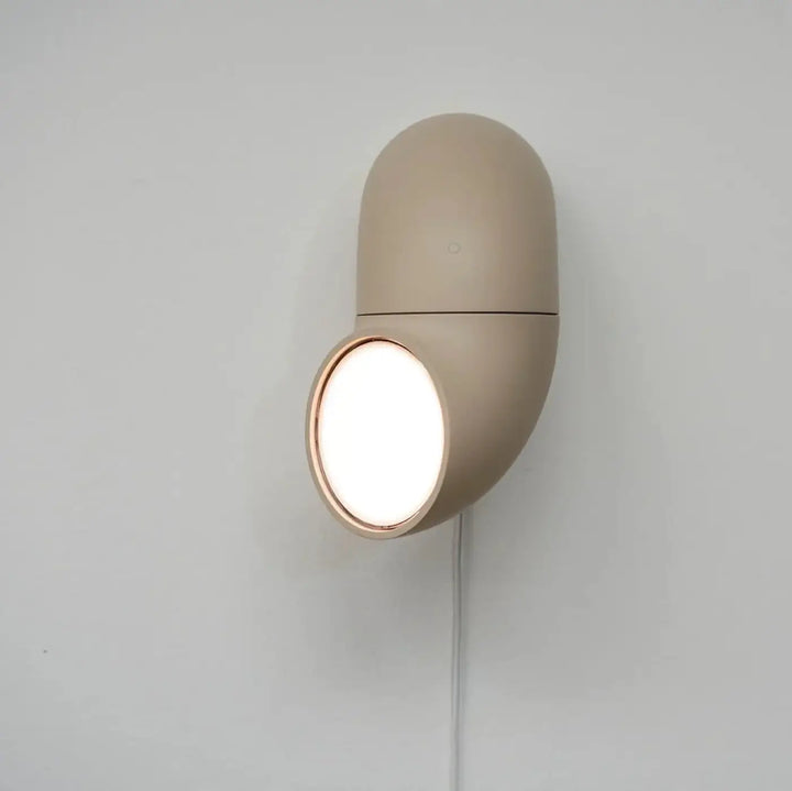 Applique murale l’applique ciro beige avec base pivote et lumière circulaire chaude par john august