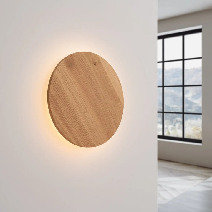 Applique murale BORGEN chêne allumée, halo lumineux sur le mur