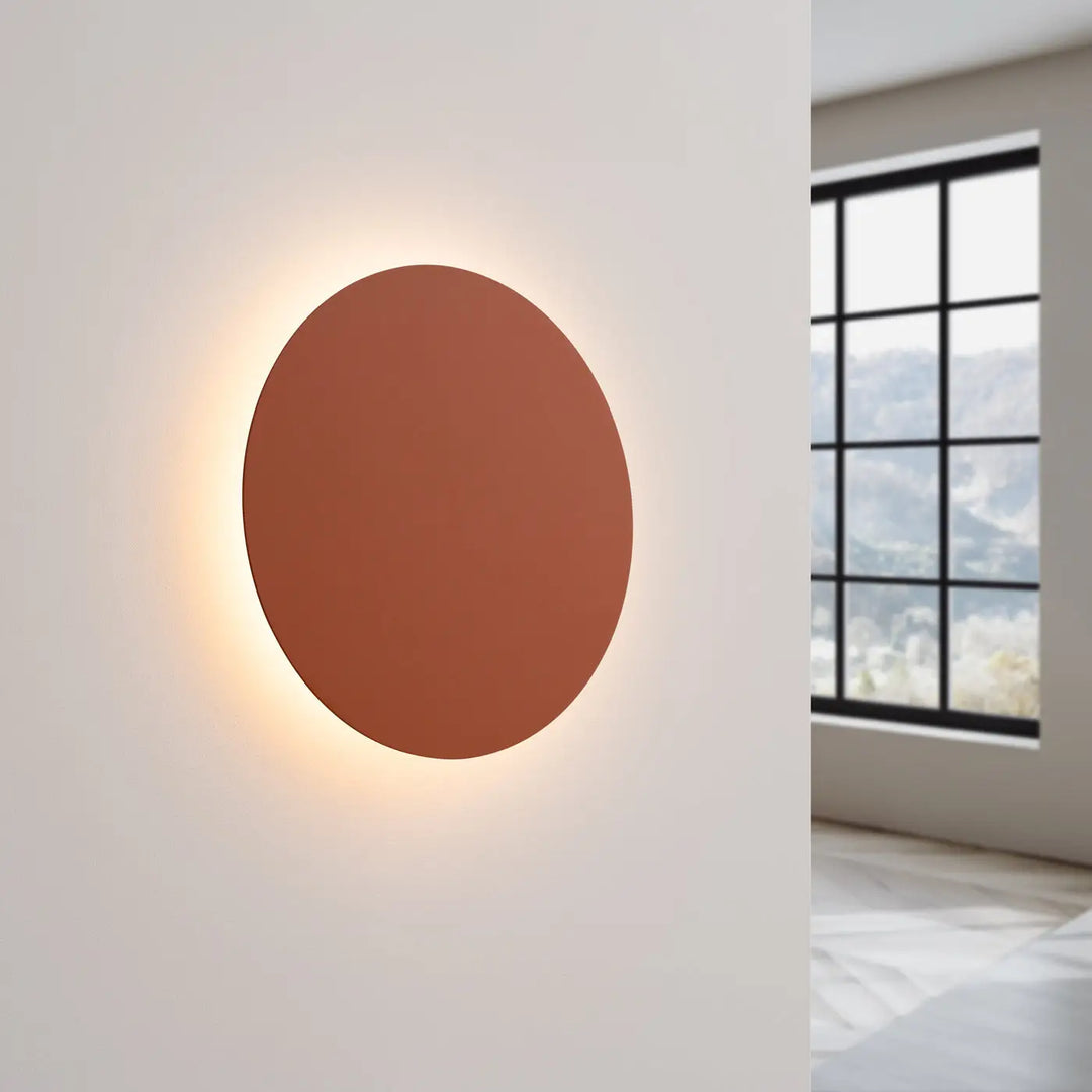 Applique murale BORGEN ocre rouge allumée, halo lumineux sur le mur