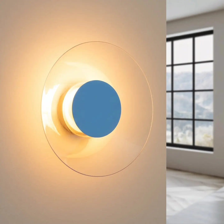 Applique murale ASTRO bleu clair allumée, halo derrière le disque