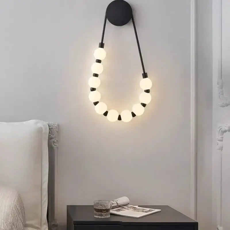 Applique murale led doré avec boules blanches style chic