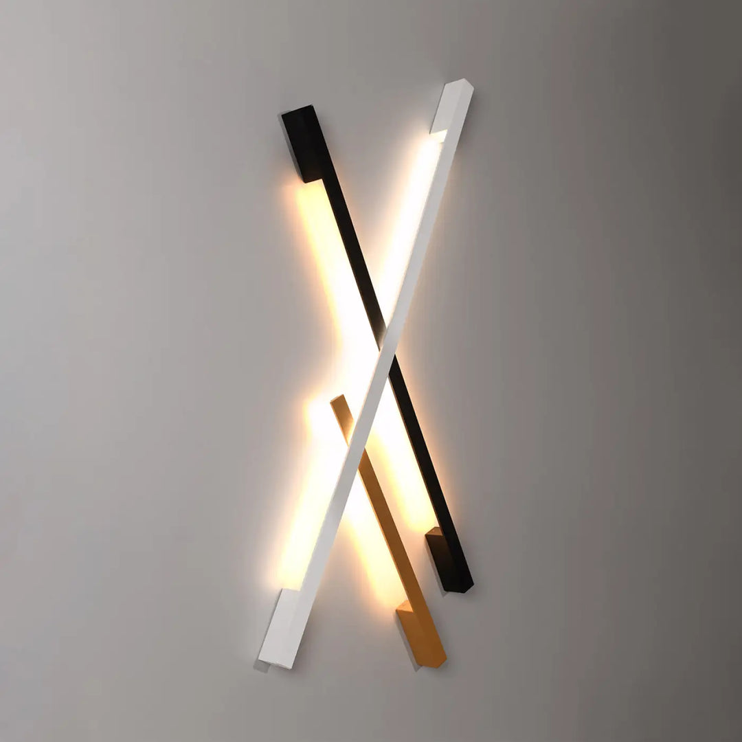 Applique murale sappe l 3000k doré avec module led et boîtier étroit en métal noir et or émettant une lumière chaude