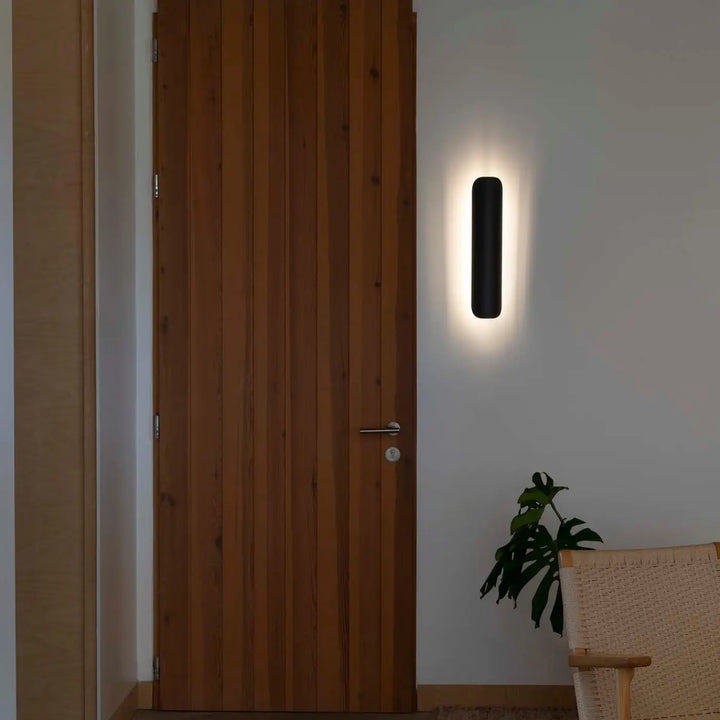 Applique murale Novo noire dans un intérieur