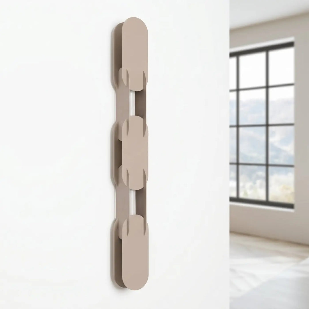 Applique murale CHAIN taupe éteinte, posée au mur
